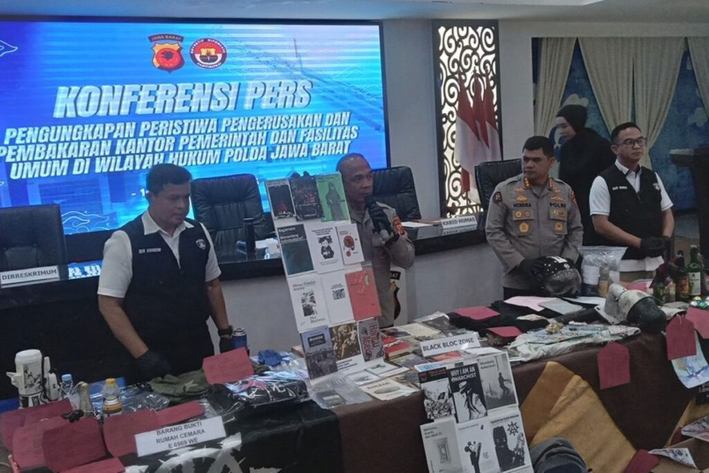 Polisi-amankan-barang-bukti-peristiwa-kriminal-2025-jaringan-siber